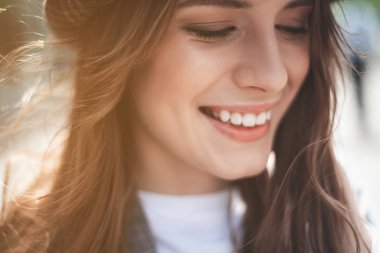 Sırıtan güzel Bayan güneş ışığında rahatlatıcı