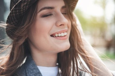 Neşeli genç bayan dışında gülümsüyor