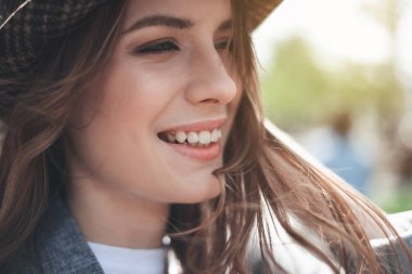 Genç Bayan dışında gülümsüyor