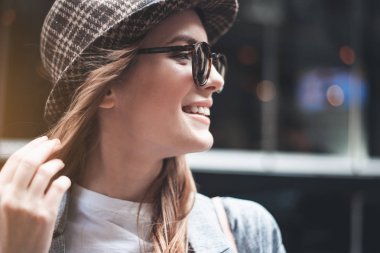 Trendy gölgeler içinde gülümseyen Bayan uzak arıyor
