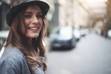 Neşeli genç bayan dışında rahatlatıcı