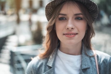 Genç Bayan sevinç dışında dört gözle