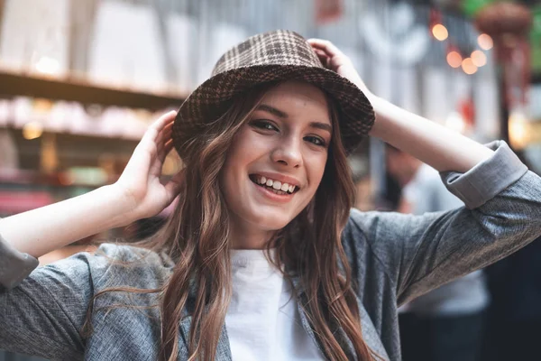 Jolie jeune femme sourit à l'extérieur — Photo