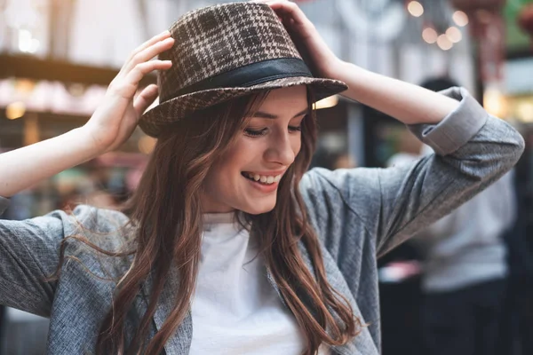 Sorridente signora si sta divertendo all'aperto — Foto Stock