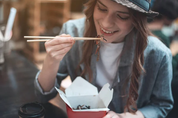 Красивая леди наслаждается азиатской едой — стоковое фото