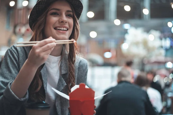 Alegre dama es comer asiático comidas —  Fotos de Stock