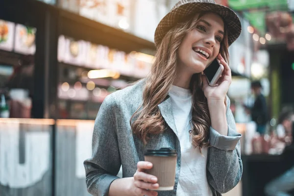 La alegre dama está hablando por teléfono. — Foto de Stock