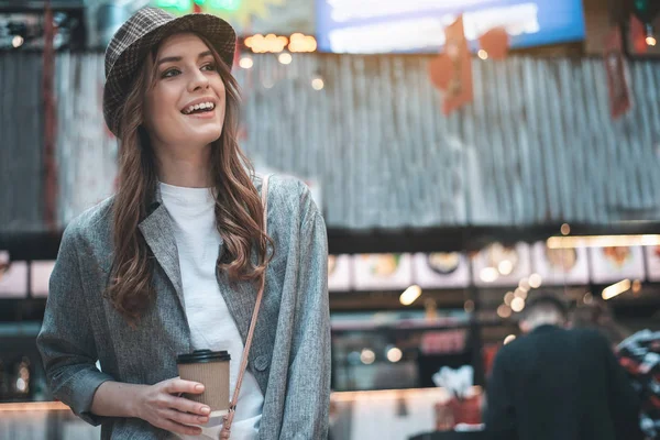 Sonriente dama está disfrutando de bebida caliente al aire libre —  Fotos de Stock