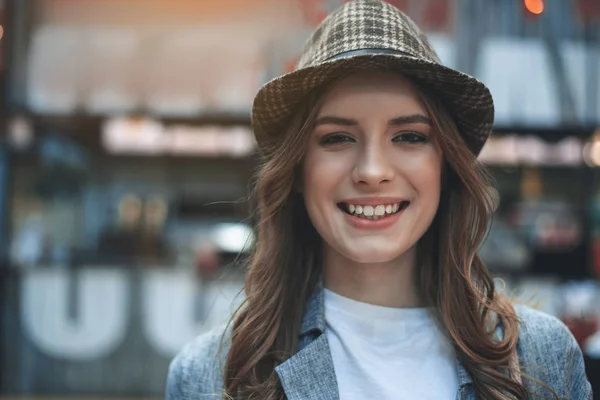 Jovencita sonriente en sombrero de moda — Foto de Stock