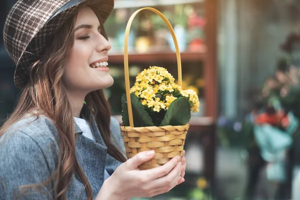 Jolie femme apprécie l'arôme de fleur — Photo