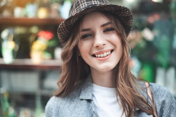 Улыбающаяся леди в стильной шляпе снаружи — стоковое фото