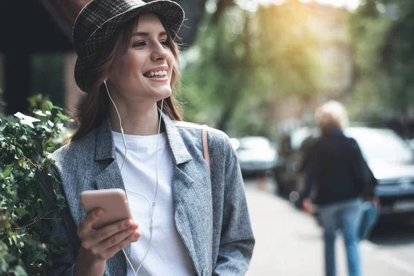 Senhora alegre com smartphone fora — Fotografia de Stock