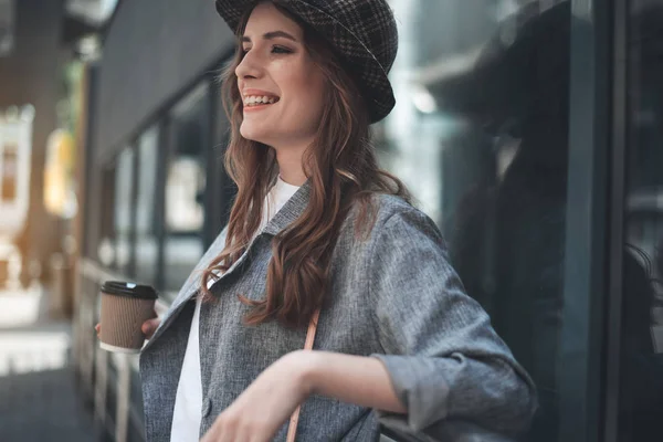 Sorrindo mulher atraente com xícara de bebida quente — Fotografia de Stock