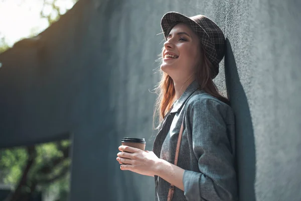 Sonriendo atractiva dama con taza de bebida caliente al aire libre — Foto de Stock