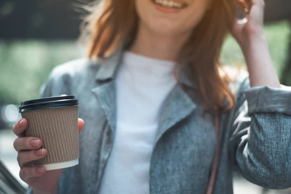 Alegre dama tomando una taza de café afuera — Foto de Stock