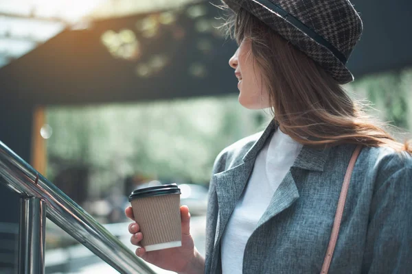 Молодая женщина в стильной шляпе с чашкой кофе — стоковое фото