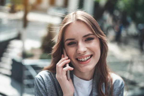 Mujer bastante joven disfrutando de la comunicación por teléfono —  Fotos de Stock