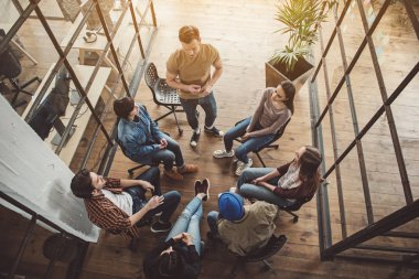 Olumlu erkek yoldaşları ile iş yerinde söz