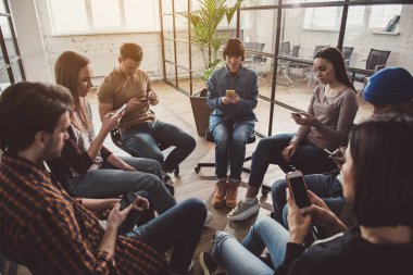 Telefonlar içinde kullanılarak sakin iş ortakları