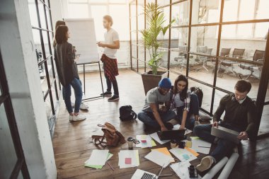 Sakin yoldaşlar birlikte içinde çalışma