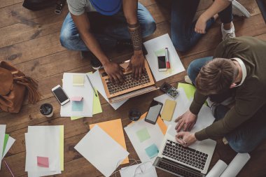 Dizüstü bilgisayarlar iş sırasında kullanılarak ortakları