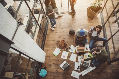 Ciddi yoldaşlar aletleri ile çalışma