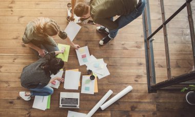 Bayanlar ve kağıtları ile çalışan adam