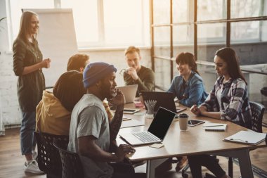 Giden ortakları masa başında çalışma