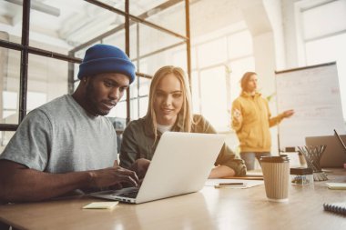 Dizüstü bilgisayar kullanılarak memnun ortakları