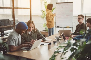 Mutlu meslektaşları ile becerikli alet çalışma