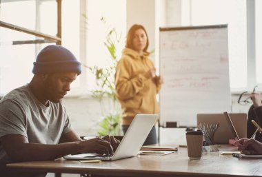 Düzenli adam becerikli alet ile çalışma