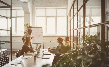 Office Panosu izlerken memnun ortakları