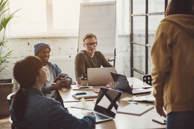 Memnun meslektaş işgali sırasında iletişim