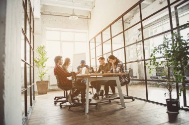 Ortaklar iş gadget'lar ile çalışan konsantre