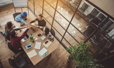 Mutlu arkadaşları birlikte elele