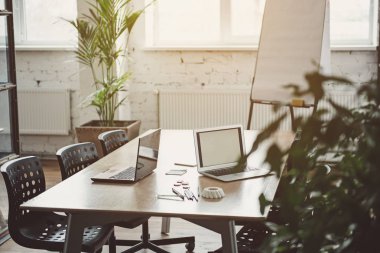 Masanın üzerinde topografyanın çağdaş dizüstü bilgisayarlar