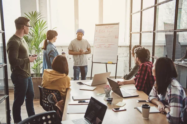 Focused male communicating with colleagues at labor — Stock Photo, Image