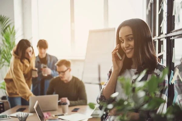 Positiv tjej berättar via telefon — Stockfoto