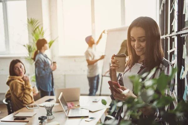 Positieve meisje te typen in de mobiele — Stockfoto