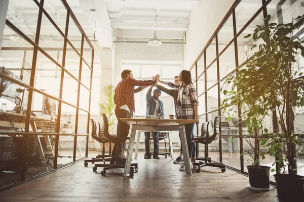 Confrères joyeux exprimant l'unité pendant le travail — Photo