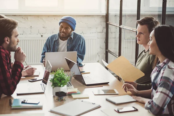 Socios positivos diciendo durante el trabajo de parto — Foto de Stock