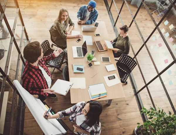 Colegas felizes se comunicando no trabalho — Fotografia de Stock