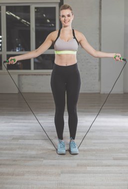 Neşeli erkek atlama yapmak egzersizleri 