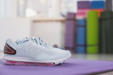  Fitness salonunda yalan mavi spor ayakkabı