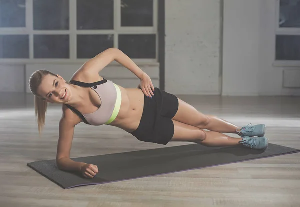 Happy girl working out in gym with pleasure — Stock Photo, Image