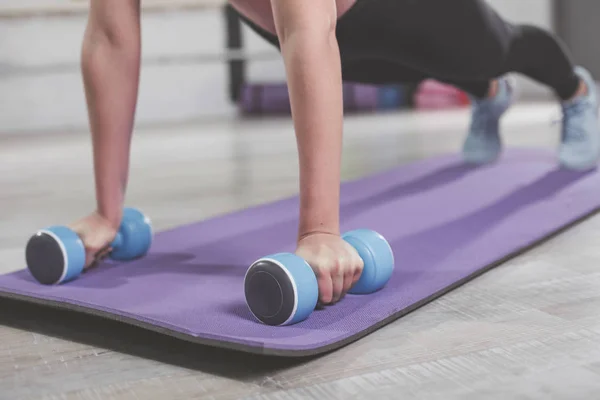 Frauen lehnen sich beim Training an Langhanteln an — Stockfoto