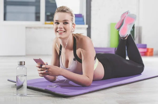 Sportlerin während Pause im Fitnessstudio — Stockfoto