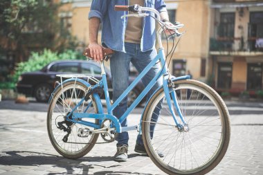 Erkek kişi kullanarak ekolojik Taşımacılık/Nakliyat