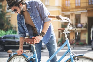 Mutlu adam bisiklet bakım kolaylığı için kontrol