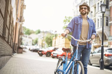 Genç adam ekolojik araç vererek